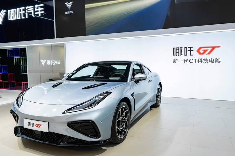 佛山72哪吒汽车在智能汽车领域的表现，领途汽车在新能源汽车市场中的影响力